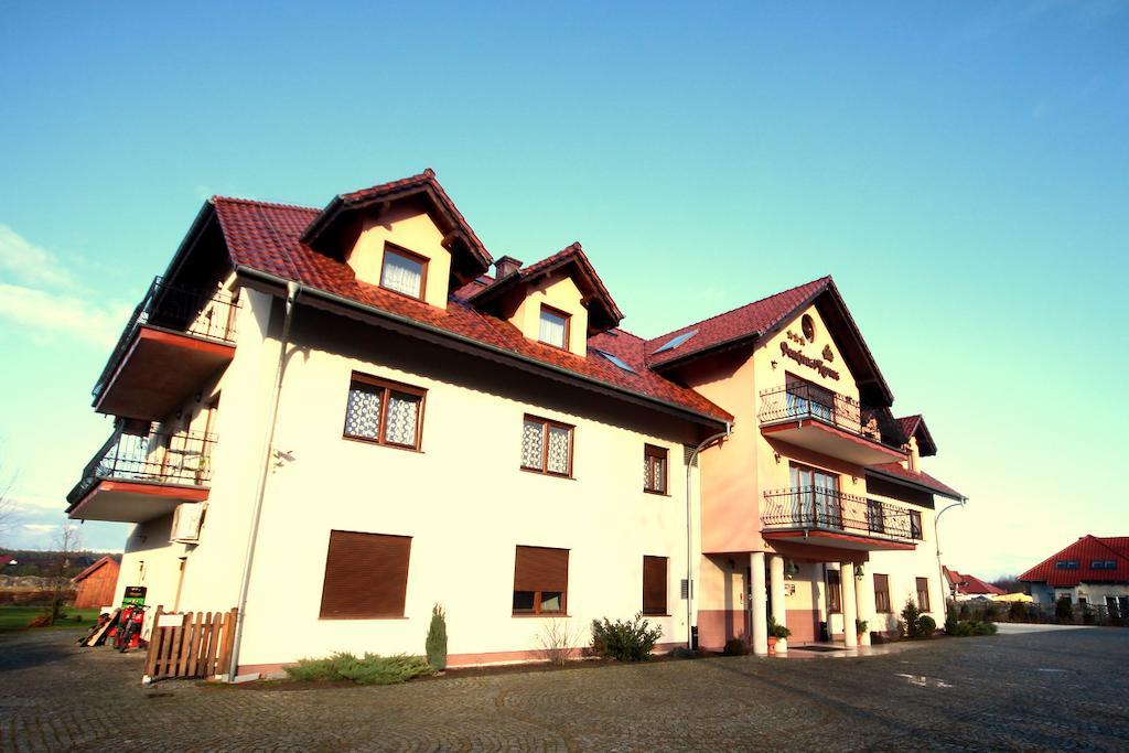 Pensjonat Korona Bed & Breakfast Modrzyca Exterior photo